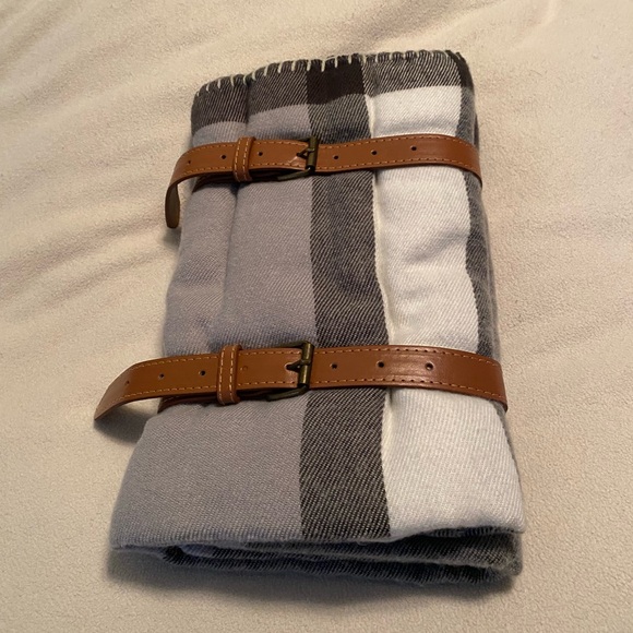 Ship of Dreams Faux Cashmere Travel Blanket Faux Leather Straps 71x47 New - Picture 4 of 4